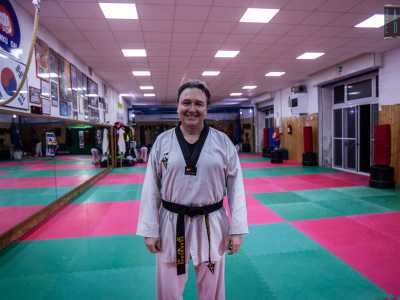 Avviciniamo il grande del gruppo, il 54enne Francesco, anche lui con in vita la cintura nera. �Dieci anni fa portai mia figlia a fare Taekwondo � afferma �, e pi� si allenava pi� mi innamoravo di questa disciplina. Cos� un giorno, al suo posto, decisi di fare lezione io. Bene, oggi ho l�abilitazione da allenatore�